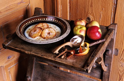 Suisse, région de Bern (Oberland Bernois), beignet de pomme, une des spécialités locales