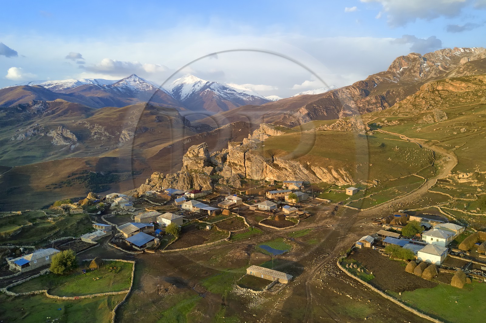 Azerbaïdjan, région de Quba (Guba), chaine de montagne du Grand Caucase, village de Giriz à l'aube (vue aérienne)