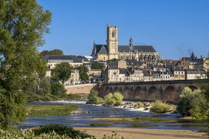 France, Nièvre (58), Nevers, la Loire en aval du Pont de la Loire et la cathédrale Saint-Cyr-et-Sainte-Julitte en arrière plan