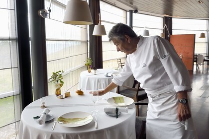 France, Haute-Loire (43), Saint-Bonnet-le-Froid, Restaurant 3 étoiles Régis et Jacques Marcon, le chef cuisinier Jacques Marcon dans la salle