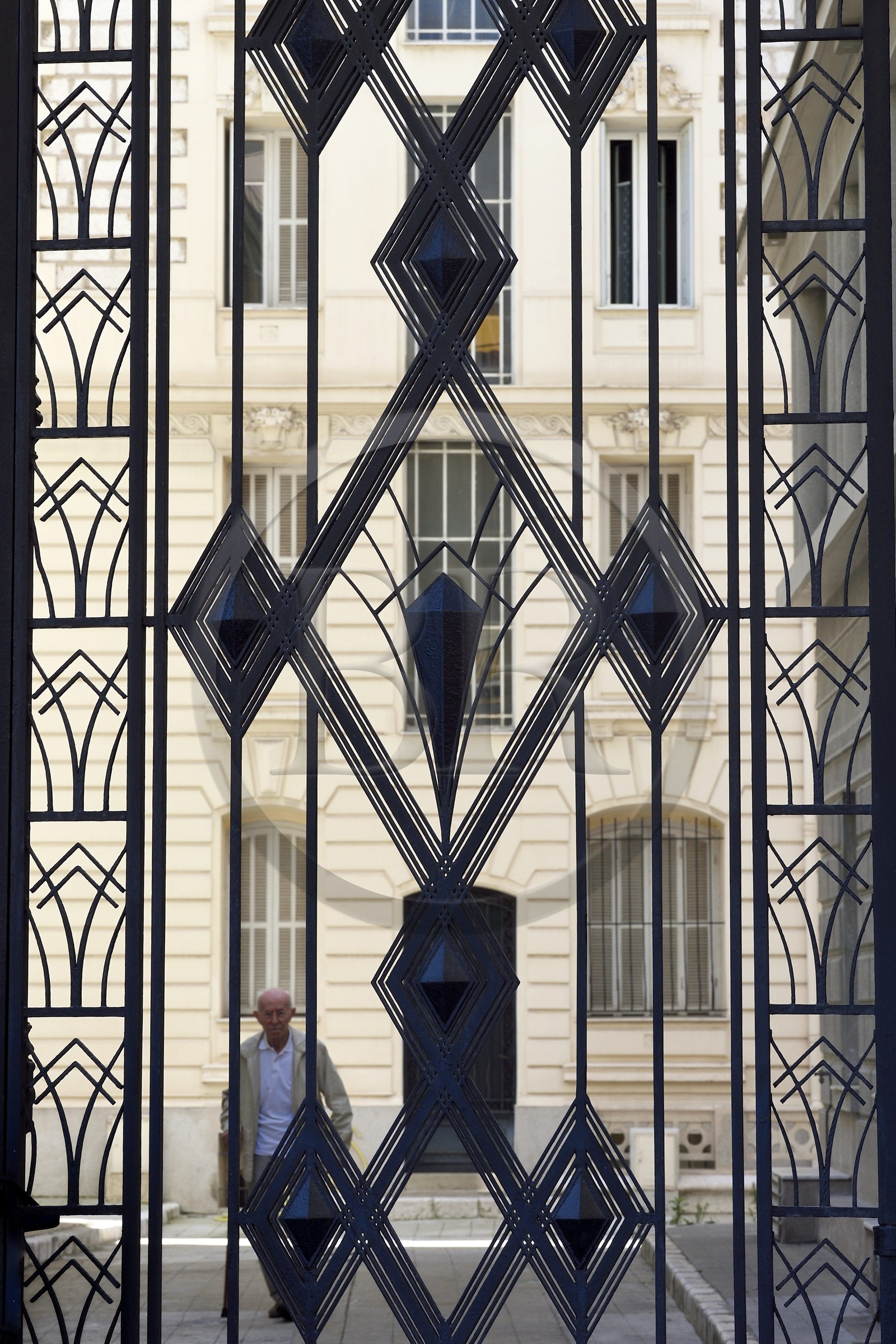 France, Alpes-Maritimes (06), Nice, quartier des Baumettes, l'immeuble Art déco Le Gloria Mansions, ferronneries du portail principal sur la cour