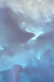 Groenland, cote Nord-Ouest, Smith sound au nord de la baie de Baffin, gros plan sur la glace d'un petit icebeg sur la plage