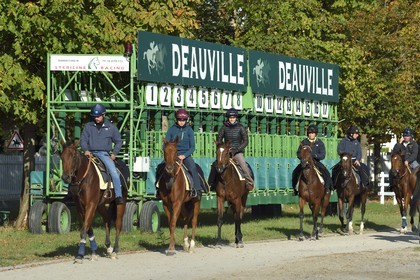 France, Calvados (14), Pays d'Auge, Deauville, Hippodrome de Deauville-La Touques, cavaliers devant les stalles de départ