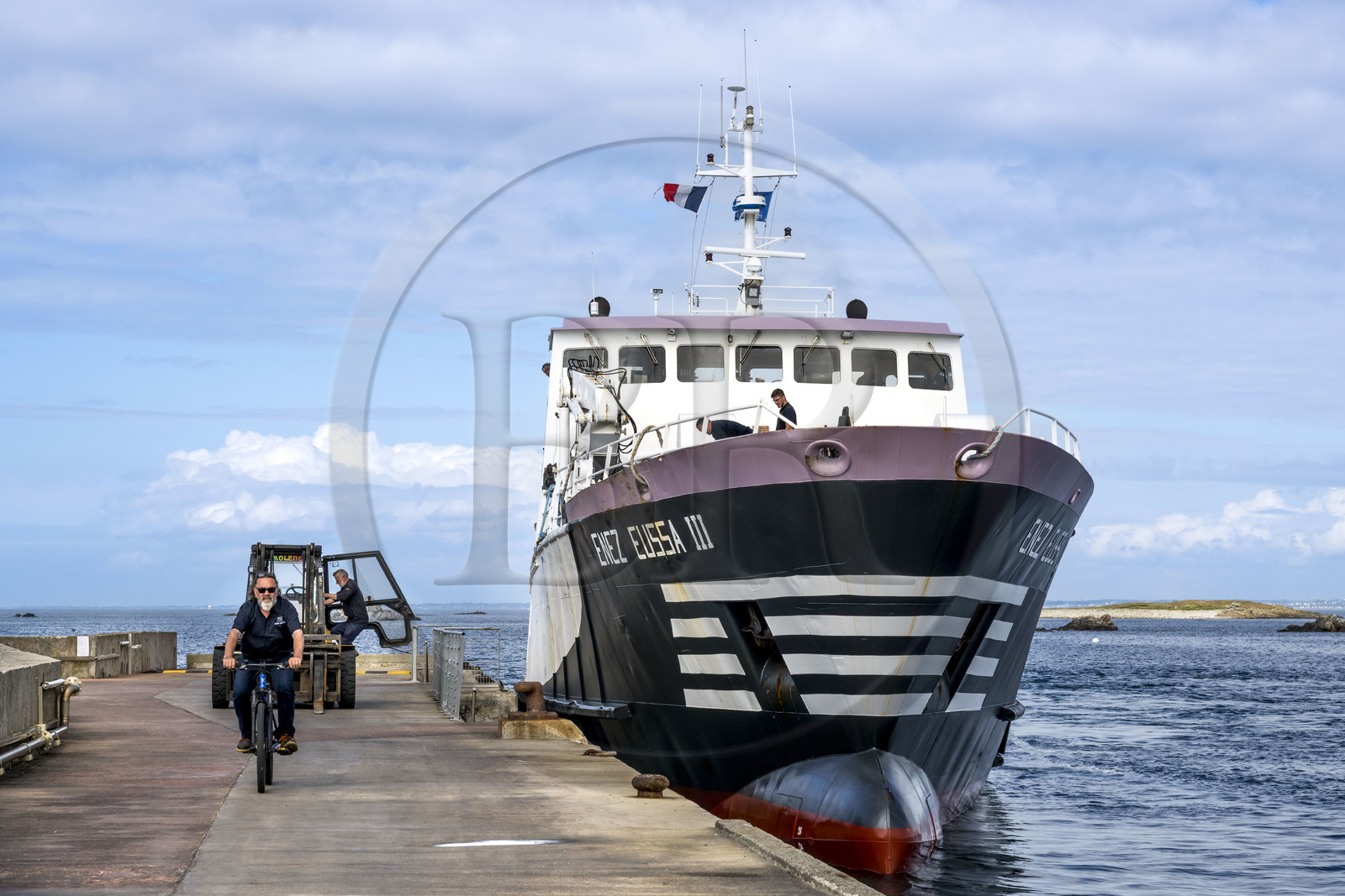 France, Finistère (29), Mer d'Iroise, Ile de Molène, navire de la Penn ar Bed assurant la liaison avec les iles de Molène et Ouessant à quai à Molène