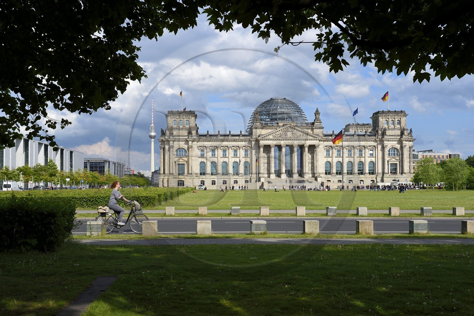 Allemagne, Berlin, le Reichstag avec le dome en verre du Bundestag (parlement allemand depuis 1999) de l'architecte Sir Norman Foster et la tour de la télévision en arrière plan