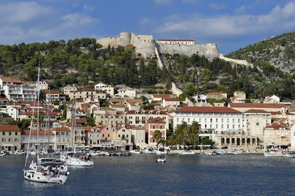 Croatie, Dalmatie, cote dalmate, Ile de Hvar, la ville de Hvar dominé par la Forteresse Espagnole