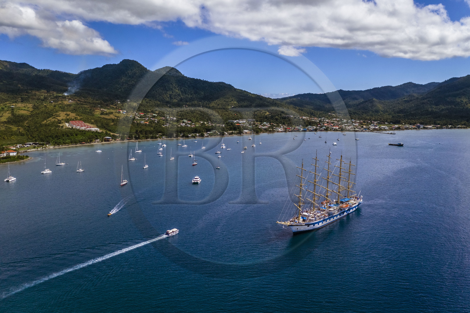 Caraïbes, Ile de la Dominique, Portsmouth, le Royal Clipper de la compagnie Star Clipper dans la baie de Prince Rupert (vue aérienne)