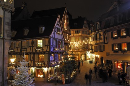 France, Haut Rhin (68), Colmar, restaurant au bas de la rue des marchands a Noel