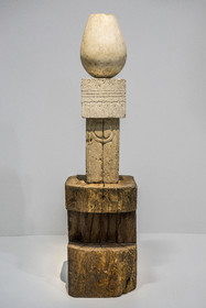 France, Paris (75), quartier des Halles, le Centre Pompidou aussi apellé Beaubourg, Musée National d'Art Moderne (MNAM), exposition retrospective Brancusi, Torse de jeune fille I, 1922 sur Maquette du linteau de la Porte du Baiser et Socle en bois naturel