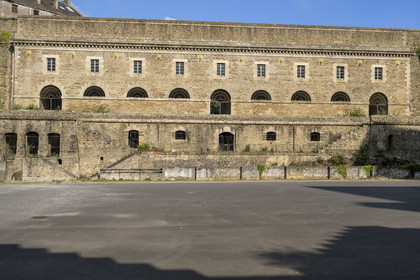 France, Finistère (29), Brest, l'arsenal, le port militaire est une base navale de la Marine nationale, le batiment aux Lions dans l’anse de Pontaniou,  pont-digue à quatre niveaux