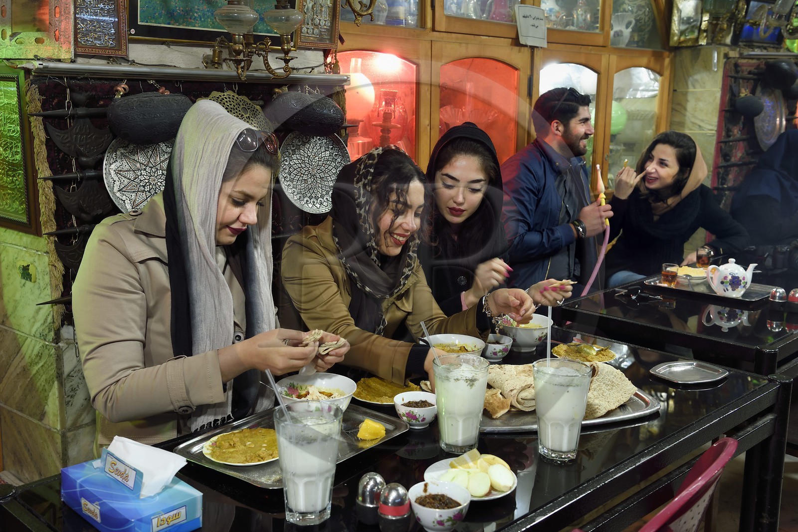 Iran, province d'Ispahan, Ispahan, la maison de thé et restaurant Chai Khaneh Azadegan, jeunes iraniennes étudiantes en ingénierie médicale qui se nomment, de gauche à droite, Pita, Nadia et Niloufar (pas de model release) Iran, province d'Ispahan, Ispahan, la maison de thé et restaurant Chai Khaneh Azadegan, jeunes iraniennes étudiantes en ingénierie médicale qui se nomment, de gauche à droite, Pita, Nadia et Niloufar (pas de model release)