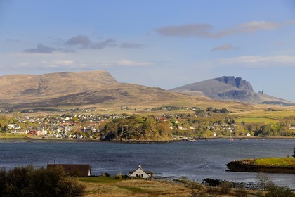 Royaume-Uni, Ecosse, région des Highlands, les Hébrides, île de Skye, Trotternish, port de Portree et les rochers de Storr au loin