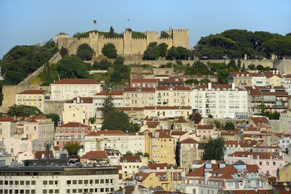Portugal, Lisbonne, vue sur la ville depuis le Miradouro de Sao Pedro de Alcantara et le Castelo Sao Jorge (château Saint Georges) sur la colline de l'Alfama