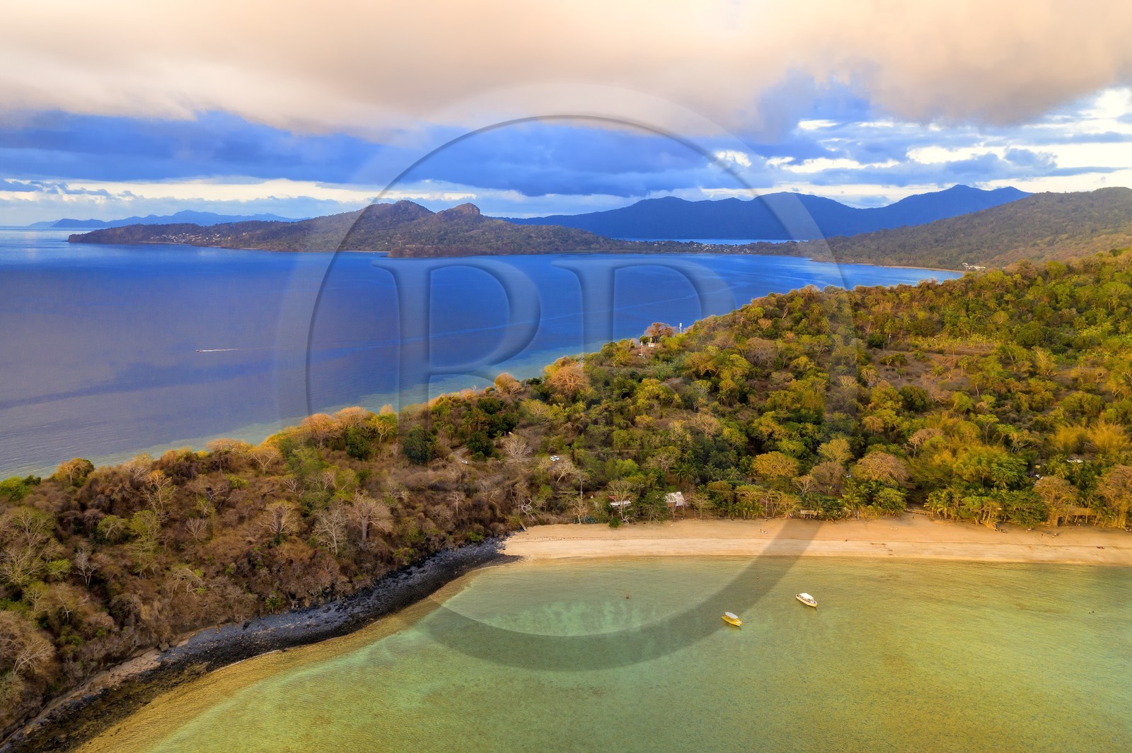 France, Ile de Mayotte, Grande-Terre, Kani-Keli, le Jardin Maoré et la plage de N’Gouja et la baie de Mzouazia en arrière plan (vue aérienne)