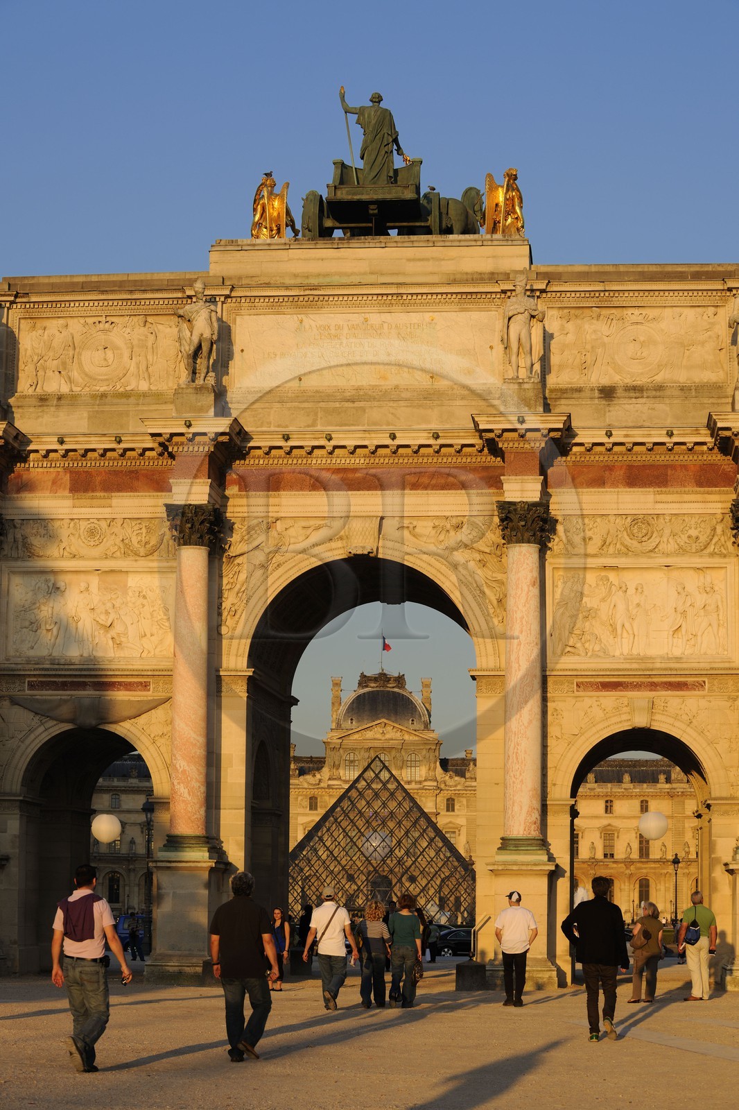 France, Paris (75), Arc de Triomphe de la place du Carrousel du Louvre et Pyramide par l'architecte Ieoh Ming Pei en arrière-plan