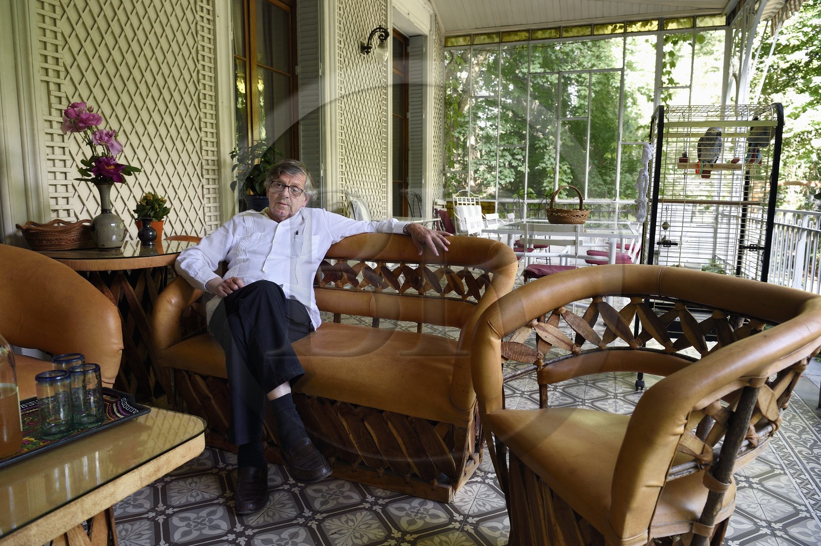 France, Alpes-de-Haute-Provence (04), vallée de l'Ubaye, Barcelonnette, le consul honoraire du mexique et ancien maire de la ville Jean Chabre dans la veranda de sa Villa mexicaine