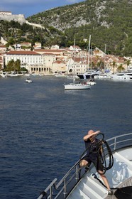 Croatie, Dalmatie, cote dalmate, Ile de Hvar, la ville de Hvar dominé par sa Forteresse espagnole