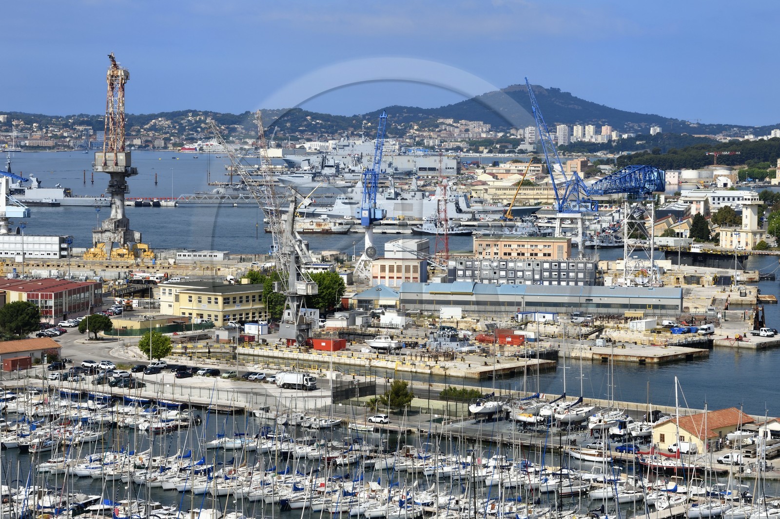 France, Var (83), Toulon, le port civil et la base navale (Arsenal) en arrière plan