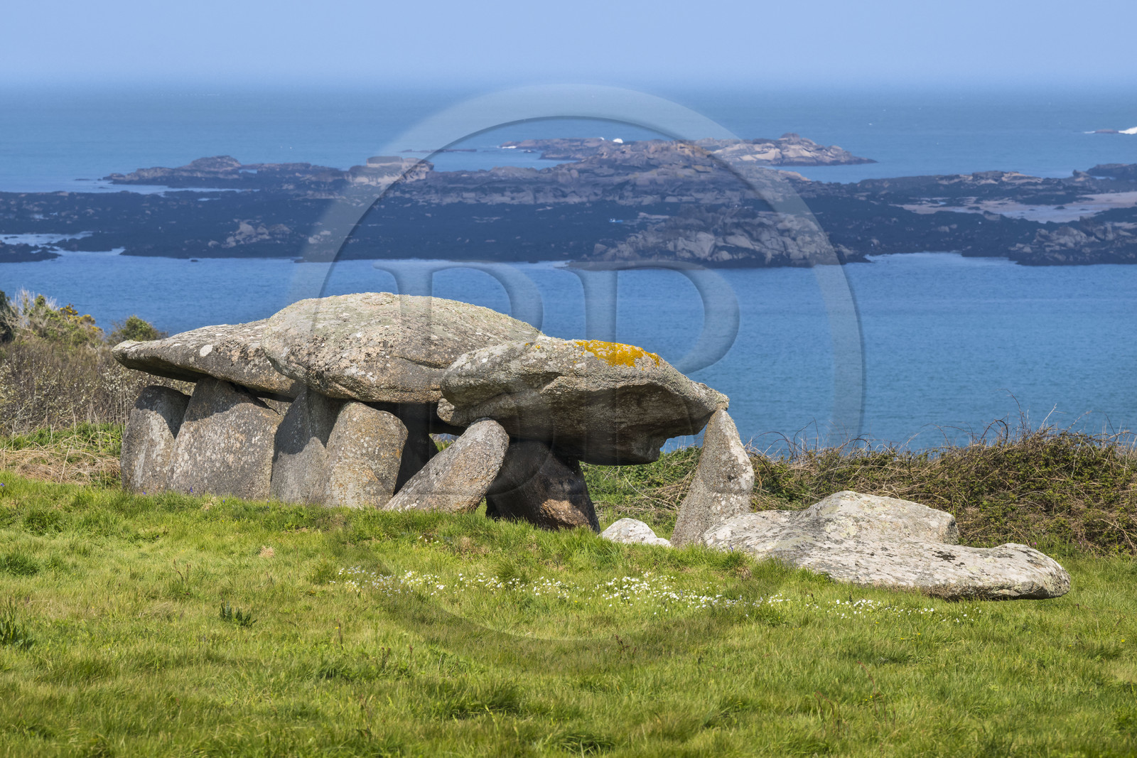 France, Côtes-d'Armor (22), Côte de Granit Rose, Trébeurden, Ile Millau, allée couverte du néolithique qui aurait servi de monument funéraire