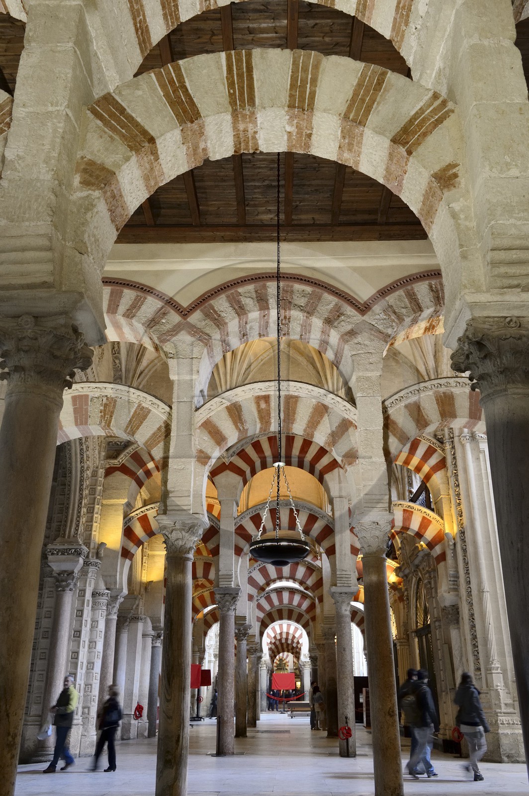 Espagne, Andalousie, Cordoue, centre historique classé Patrimoine Mondial de l'UNESCO, la Mezquita, mosquée-cathédrale, la forêt d'arcs et de colonnades illustre la monumentalité de l'Art omeyyade de Cordoue