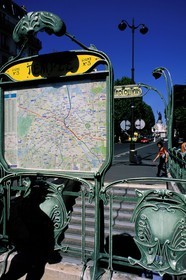 France, Paris (75), un plan à la sortie du métro Temple, place de la République