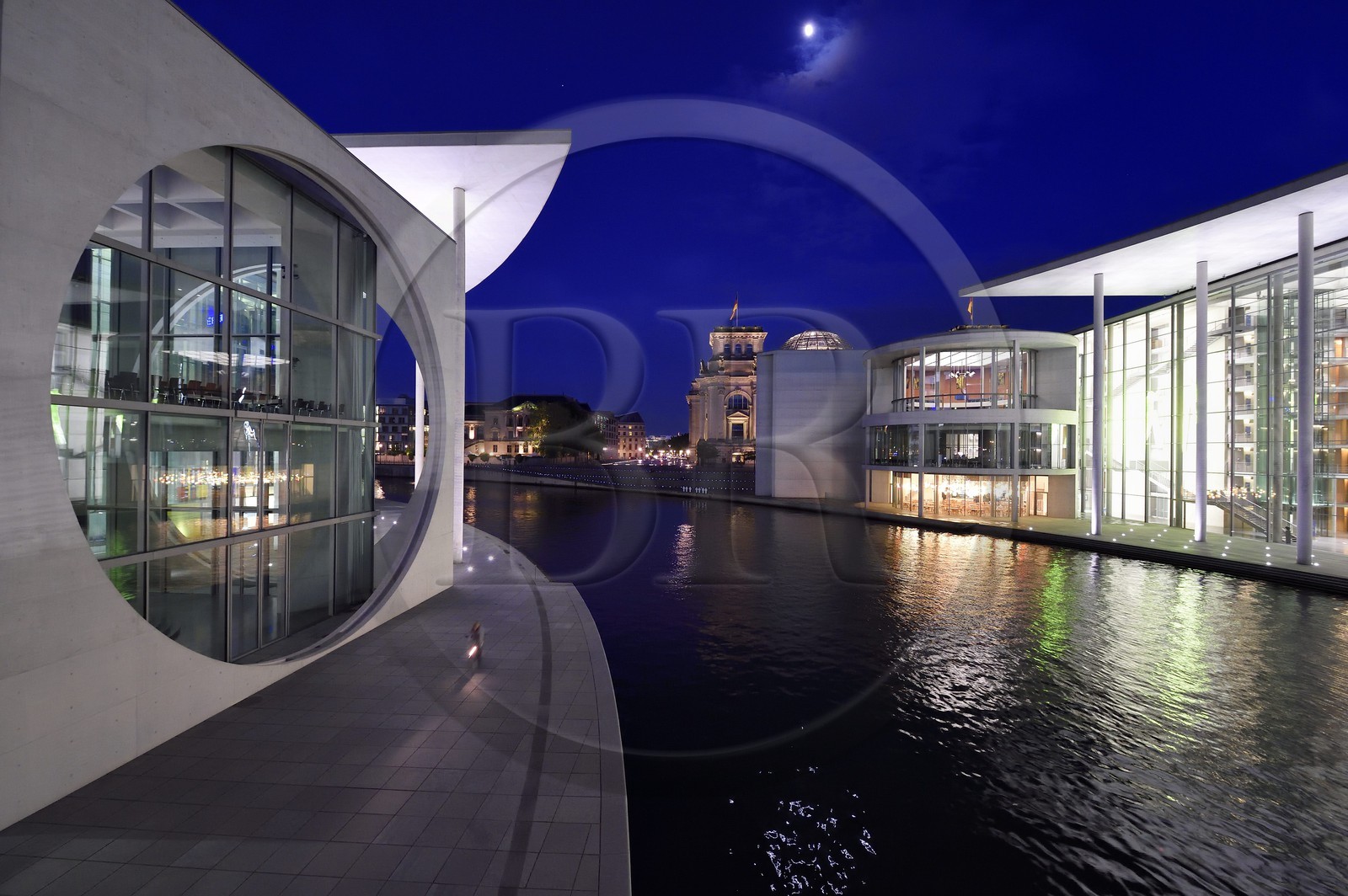 Allemagne, Berlin, Bundestag, le Paul-Lobe Haus à droite et le Marie Elisabeth-Luders Haus à gauche par l'architecte Stephan Braunfels sur les berges de la rivière Spree, batiments du nouveau complexe parlementaire