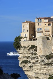 France, Corse-du-Sud (2A), Bonifacio, la vieille ville ou Haute Ville perchée sur des falaises de calcaire de plus de 60 mètres de haut et sortie du ferry de liaison avec la Sardaigne