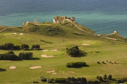 France, Seine-Maritime (76), Pays de Caux, Côte d'Albâtre, Etretat, les falaises d'Aval et le golf (vue aérienne)