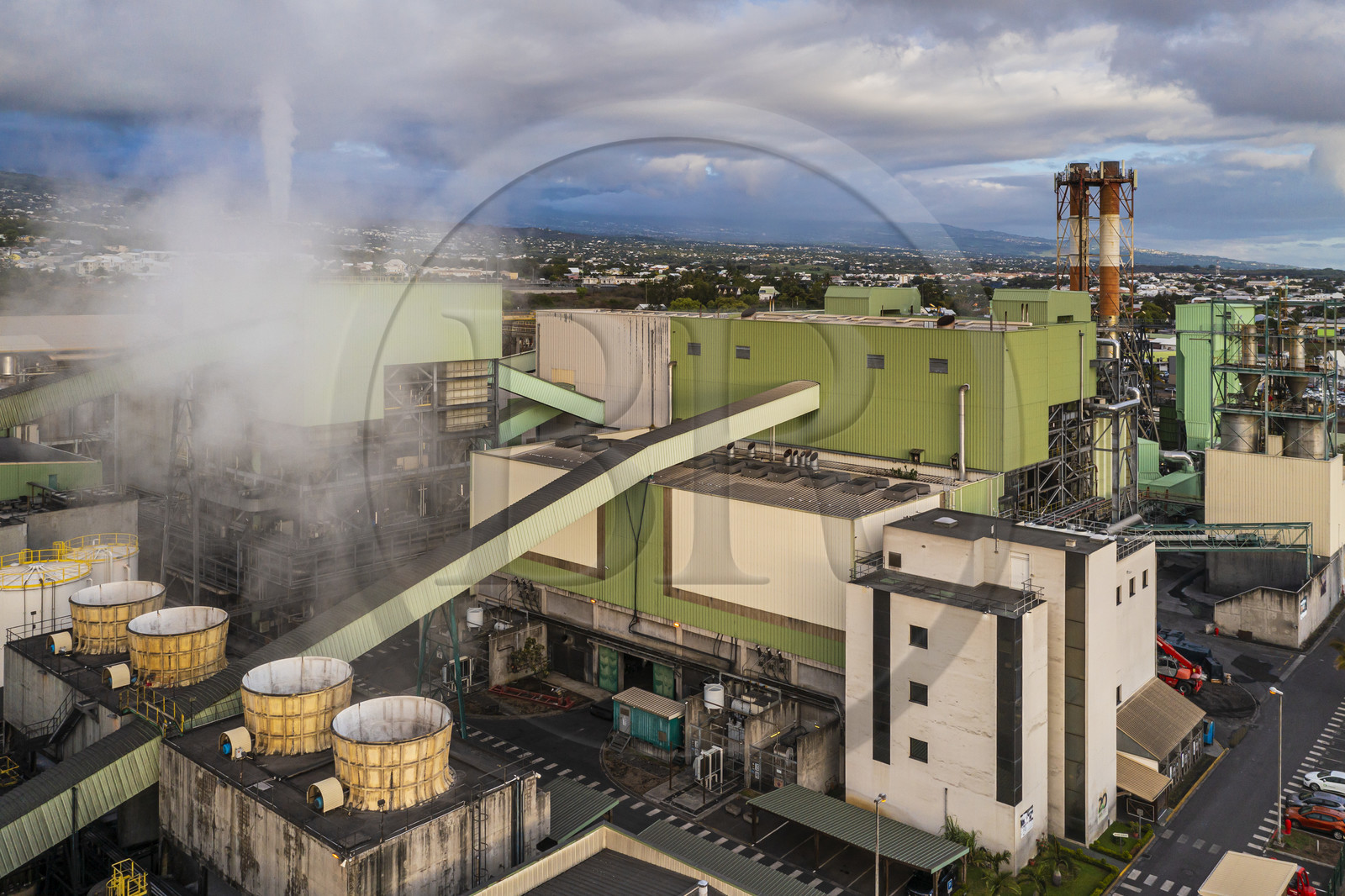 France, Ile de la Reunion, Saint-Louis, centrale thermique le Gol - Albioma qui produit de l'électricité avec les résidus de la canne à sucre pendant la campagne sucrière de l'usine sucrière du Gol attenante (vue aérienne) France, Ile de la Reunion, Saint-Louis, centrale thermique le Gol - Albioma qui produit de l'électricité avec les résidus de la canne à sucre pendant la campagne sucrière de l'usine sucrière du Gol attenante (vue aérienne)