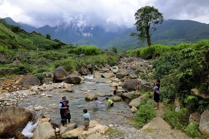 Vietnam, province de Lao Cai, région Nord-Ouest de Sapa, village de Mong Xoa de la minorité Hmong Bleu, les enfants se baignent et se lavent dans la rivière