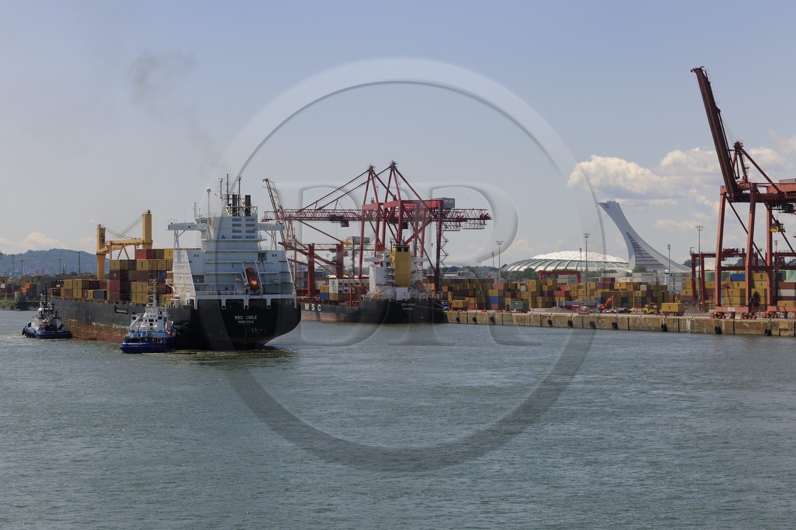 Canada, province de Québec, Montréal, le port de commerce sur le fleuve Saint-Laurent et la tour du stade olympique