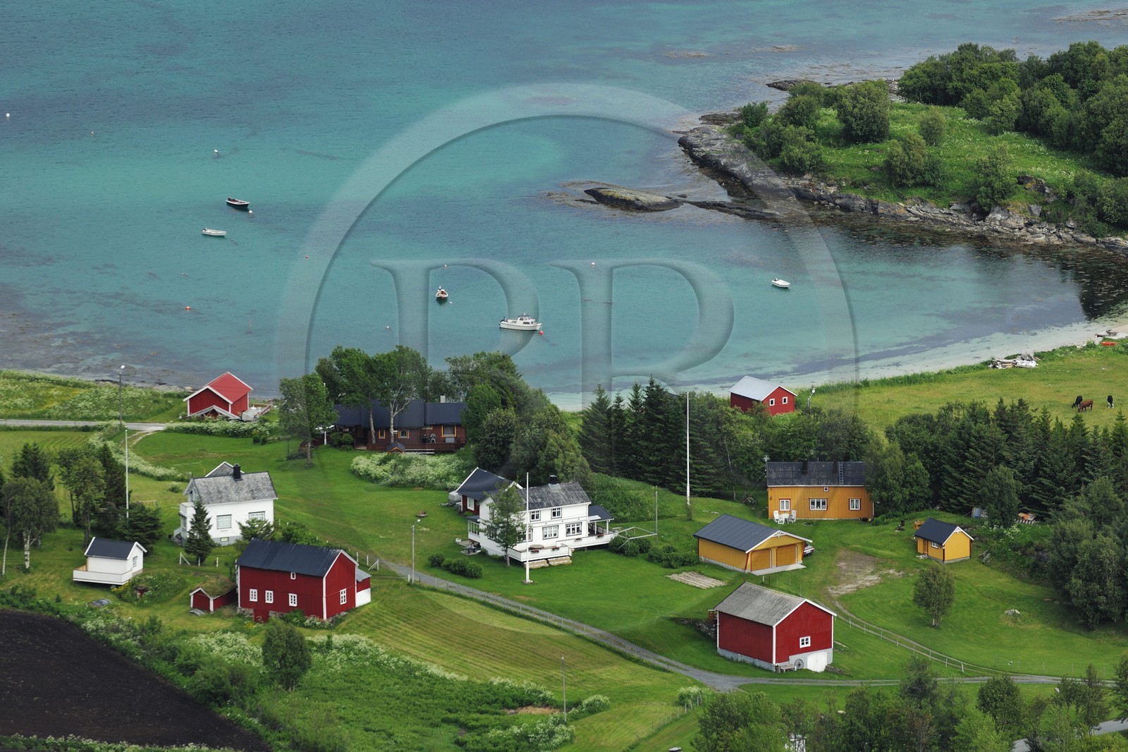 Norvège, Troms, habitations dans le Solbergfjorden au sud de Tromso (vue aérienne)