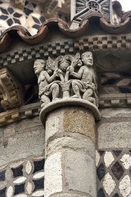 France, Puy-de-Dôme (63), Clermont-Ferrand, basilique Notre-Dame-du-Port de style roman auvergnat, classée Patrimoine Mondial de l'UNESCO au titre des Chemins de Saint-Jacques-de-Compostelle en France, le chevet, chapiteau représentant Adam et Eve
