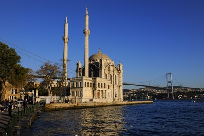 Turquie, Istanbul, mosquée baroque d' Ortaköy et le pont du Bosphore