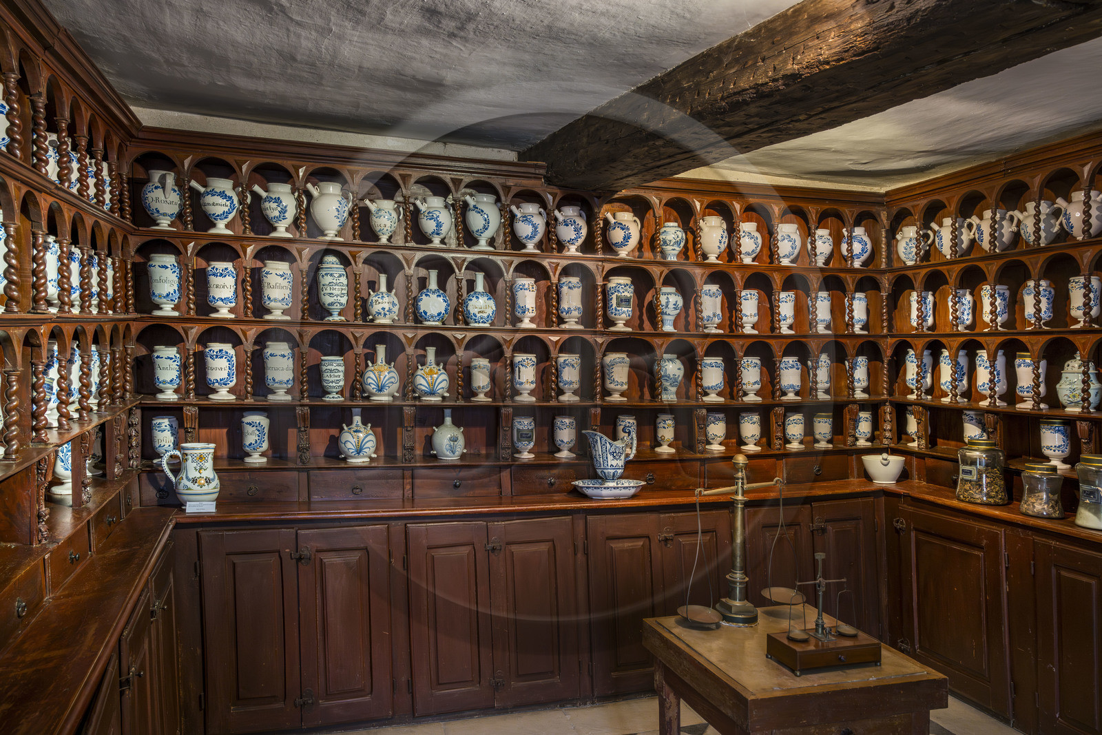 France, Côte-d'Or (21), Moutiers-Saint-Jean, Hôpital Saint-Sauveur, hospice de charité fondé à la fin du XVIIe siècle,  une collection de plus de 200 pots de faïence, chevrettes, bouteilles et piluliers subsiste sur les étagères de l’apothicairerie