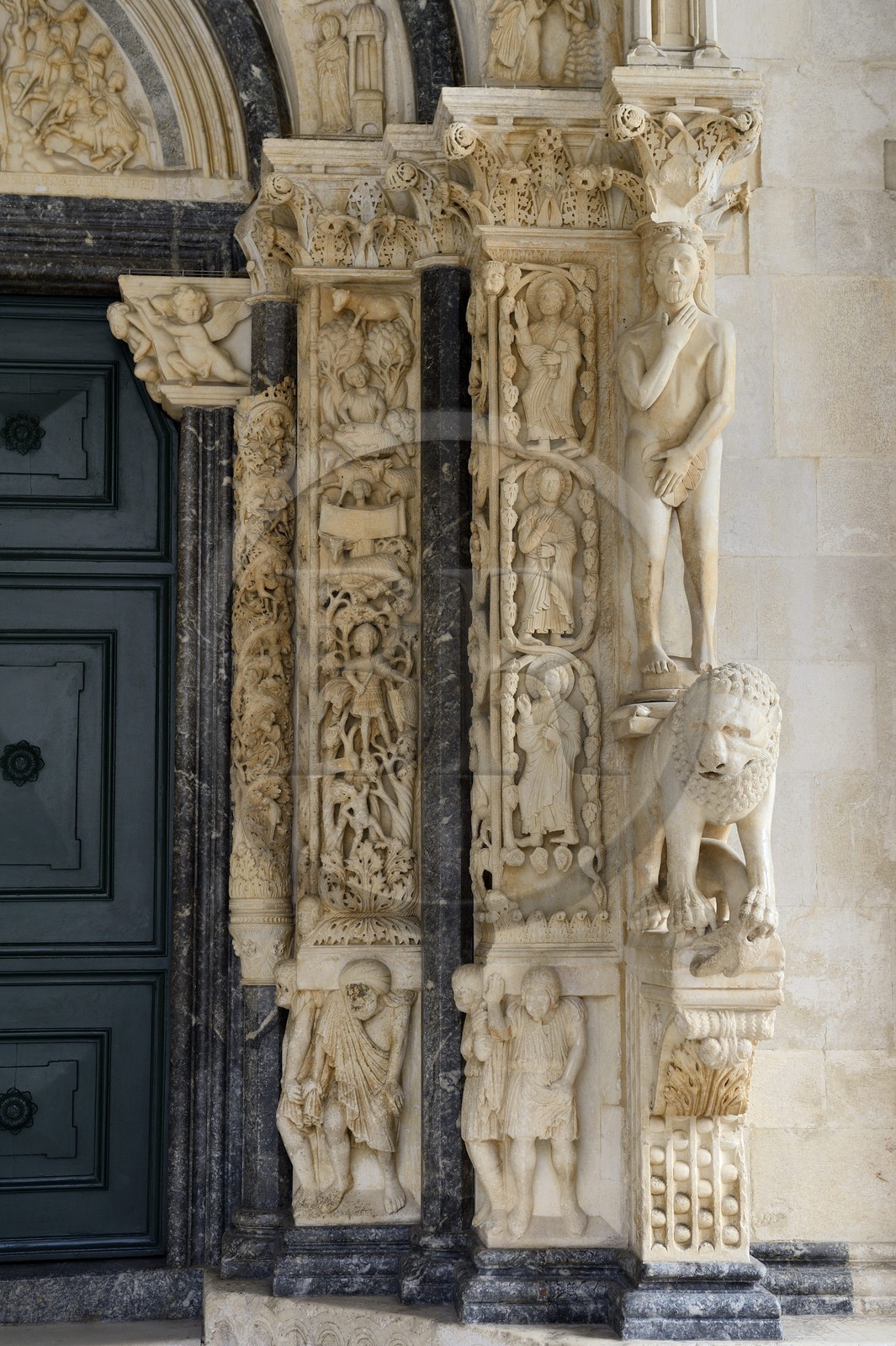 Croatie, Dalmatie, côte dalmate, Trogir, centre historique classé Patrimoine Mondial de l'UNESCO, portail occidental, joyau du sanctuaire, sculpté à partir de 1240 de la Cathédrale Saint Laurent de Trogir, sculpture d'Adam et bas-reliefs