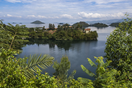 Rwanda, Province de l’Ouest, Karongi (anciennement nommée Kibuye), lac Kivu, presqu'ile abritant le Bethany Hotel et l'Ile Napoléon nommé ainsi en raison de sa forme qui ressemble au chapeau de l'empereur en arrière plan