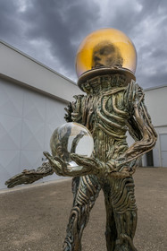 France, Côte-d'Or (21), Dijon, le Consortium Museum, centre d'art contemporain ouvert en 2011 conçu par les architectes Shigeru Ban et Jean de Gastines, Crystal Moon (Orbital vision), 2023, de l'artiste Jean-Marie Appriou