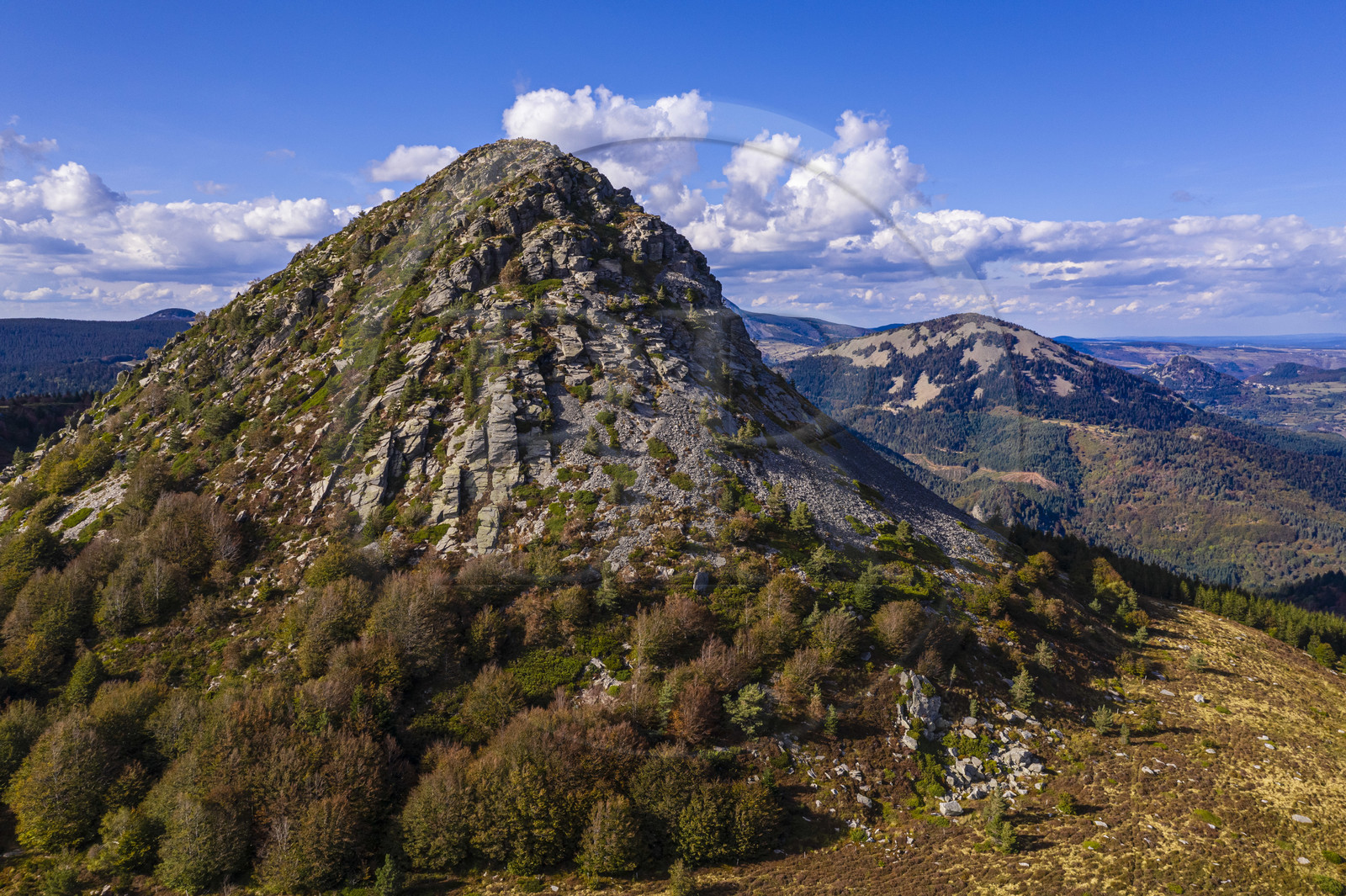 France, Ardèche (07), parc naturel régional des Monts d'Ardèche, Massif du Mézenc, le Mont Gerbier-de-Jonc (suc de 1551 m) où la Loire trouve sa source, la montagne le Suc de Sara au deuxième plan et la montagne des Roches de Borée en arrière plan (vue aérienne)