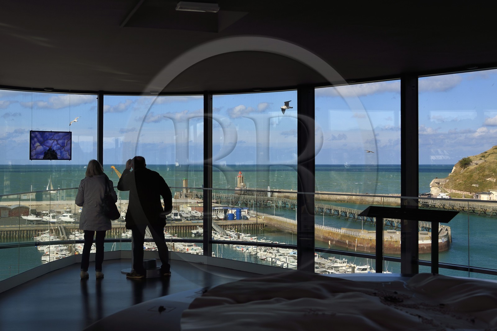 France, Seine-Maritime (76), Pays de Caux, Côte d'Albâtre, Les Pêcheries - Musée de Fécamp domine le port, le Cap Fagnet en arrière plan