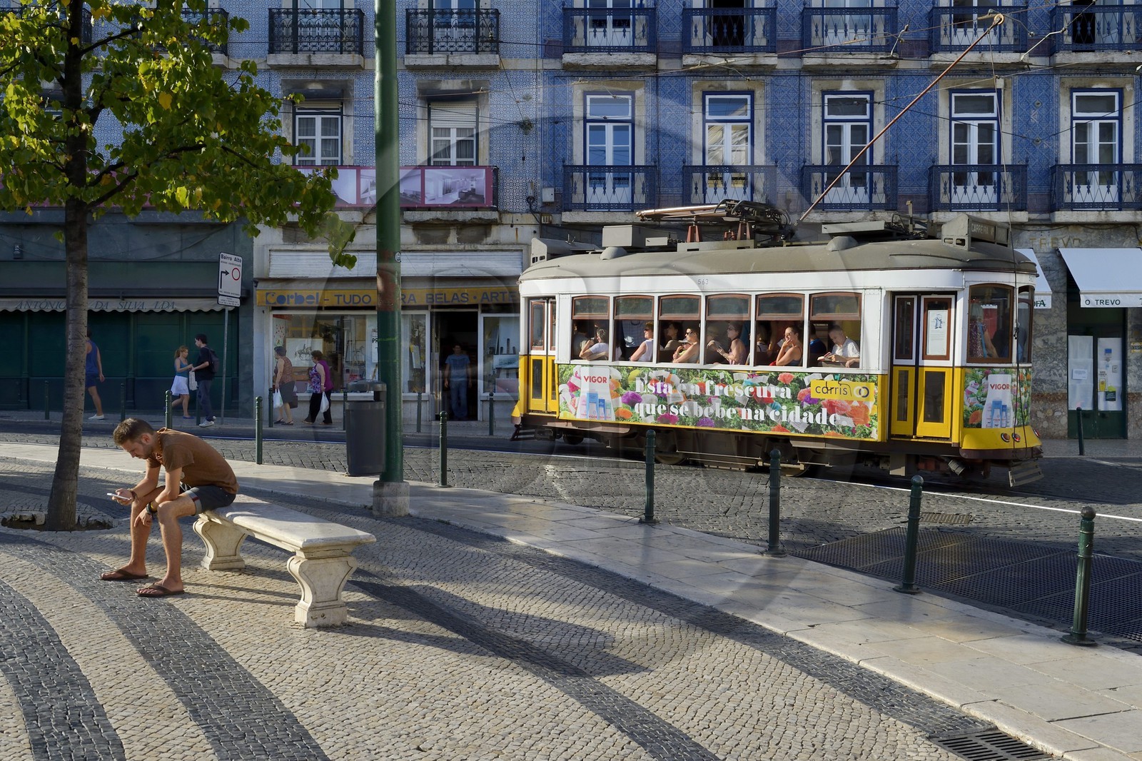 Portugal, Lisbonne, quartier du Chiado, tramway (electricos) à Largo Luis de Camoes