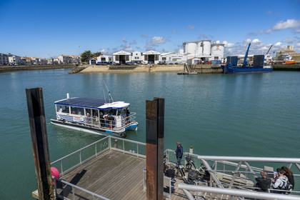 France, Vendée (85), Les-Sables-d'Olonne, cyclistes utilisant le bac traversant le port