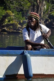 Caraïbes, Ile de la Dominique, Portsmouth, les rives de l'Indian River, guide rasta