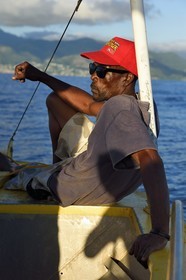 Caraïbes, Ile de la Dominique, Sylvester, second sur le bateau, observe la côte Ouest au nord de Mero