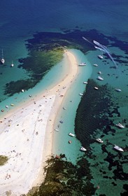 France, Finistère (29), archipel des Glénans, bateaux au mouillage sur une langue de sable (vue aérienne)