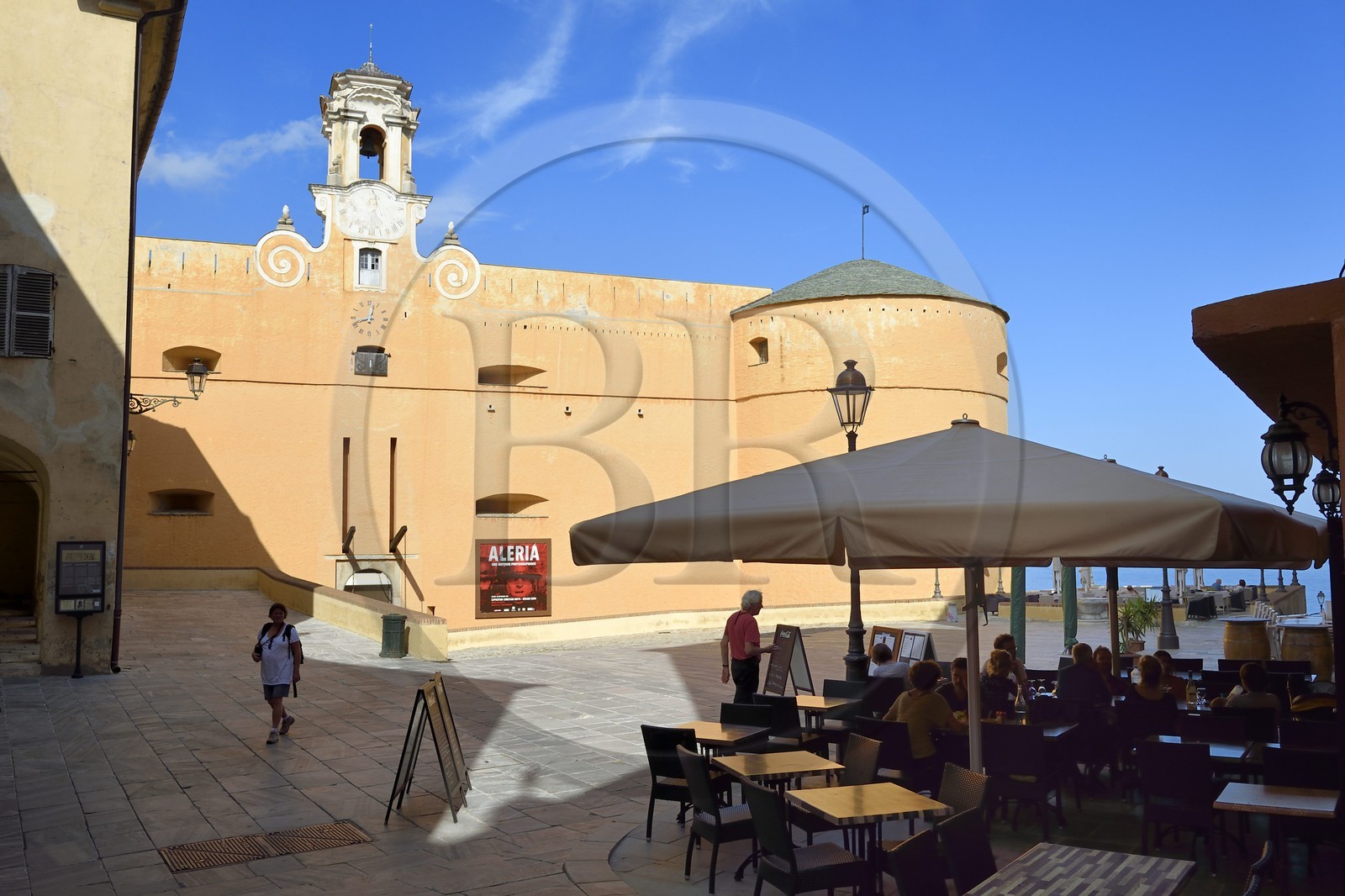 France, Haute-Corse (2B), Bastia, la Citadelle quartier de Terra-Nova, l'ancien palais des gouverneurs génois qui héberge le Musée d'Histoire de Bastia, entrée principale par l'ancien pont-levis sur la place du Donjon