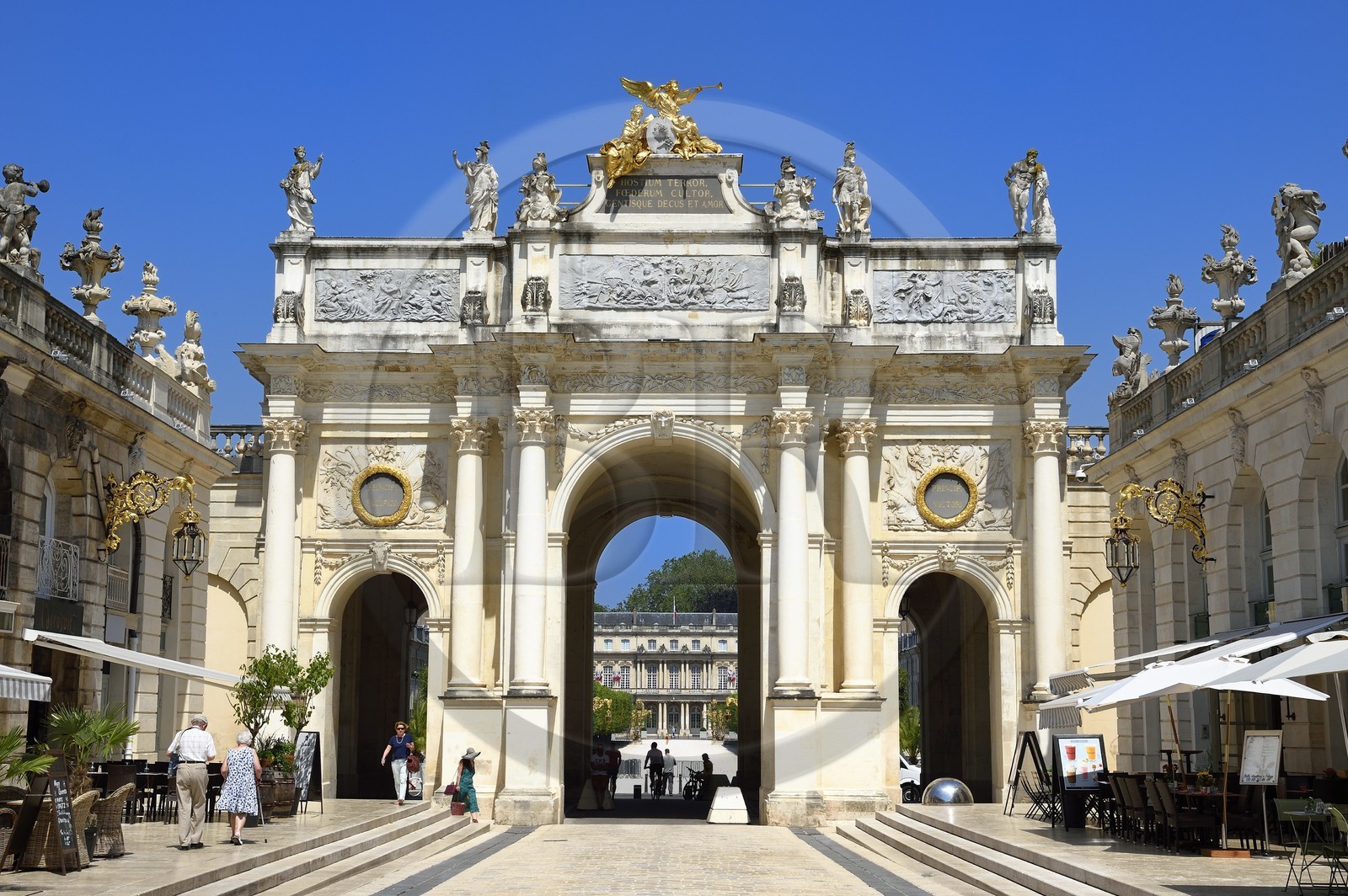 France, Meurthe-et-Moselle (54), Nancy, place Stanislas (ancienne Place Royale) construite par Stanislas Leszczynski, roi de Pologne et dernier duc de Lorraine au XVIIIe siècle, classée Patrimoine Mondial de l'UNESCO, l'Arc de Triomphe (la Porte Héré)