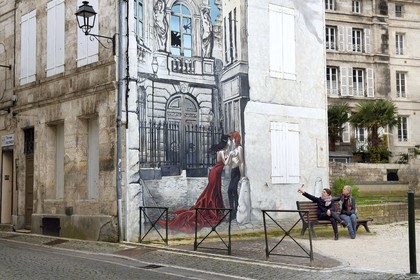France, Charente (16), Angoulême, square Saint-André dans le centre historique, Mémoires du XXème Ciel, mur peint d'après un dessin original de Yslaire et réalisé par la Cité de la création en 1999