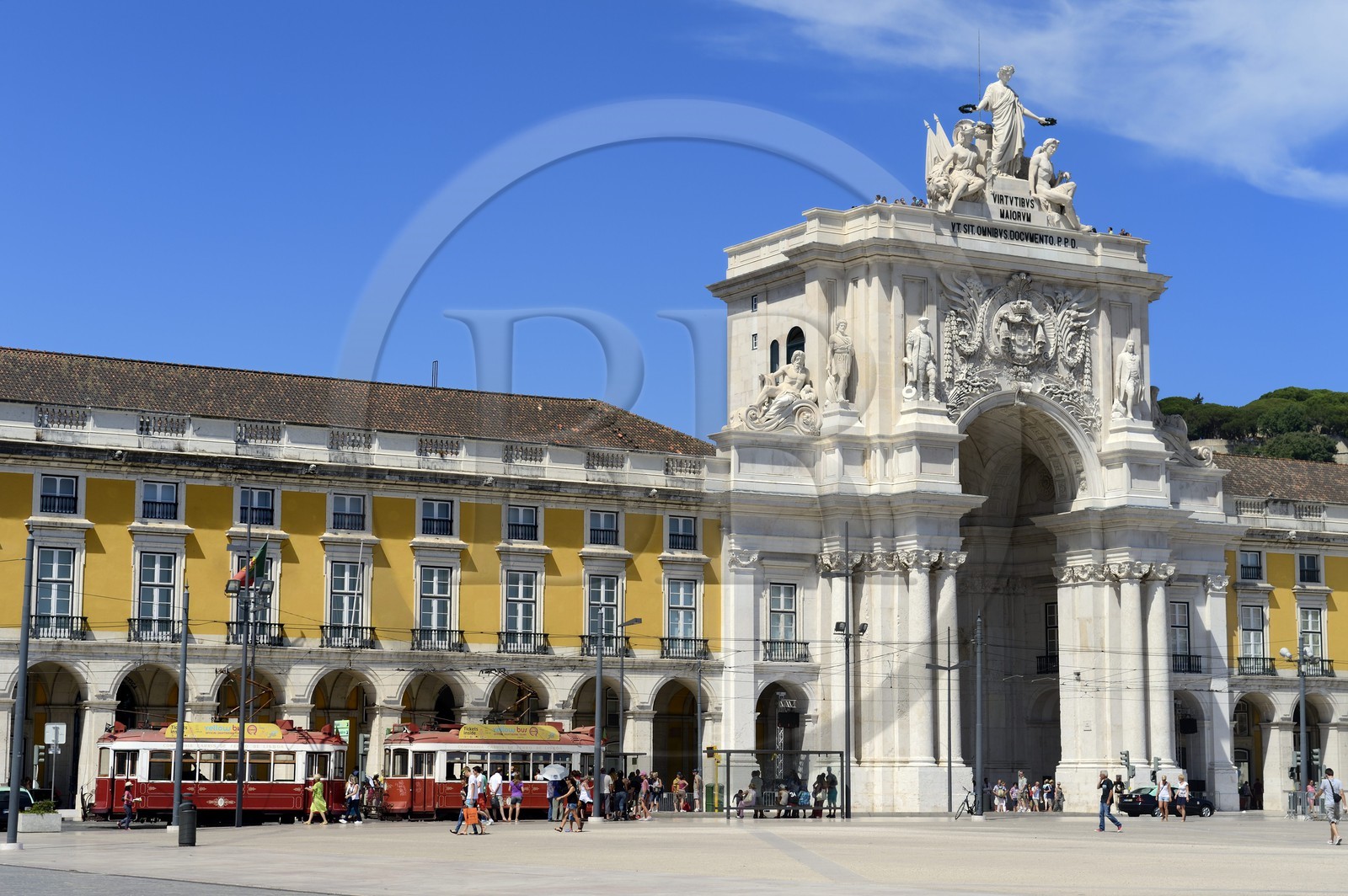 Portugal, Lisbonne, quartier de Baixa pombalin, Praca do Comercio (Place du Commerce), Arc de Triomphe de la Rua Augusta (Arco da Rua Augusta) et tramway (electricos) touristique