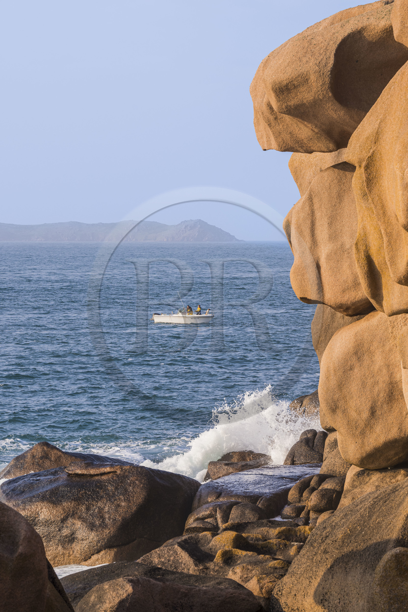 France, Côtes-d'Armor (22), Côte de Granit Rose, Perros-Guirec, Ploumanac'h, pointe de Skewell (Squéouel), pecheurs sur un bateau au large du sentier des Douaniers